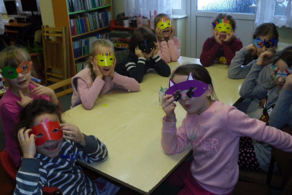 Obrazek przedstawia dzieci w maskach podczas zajęć